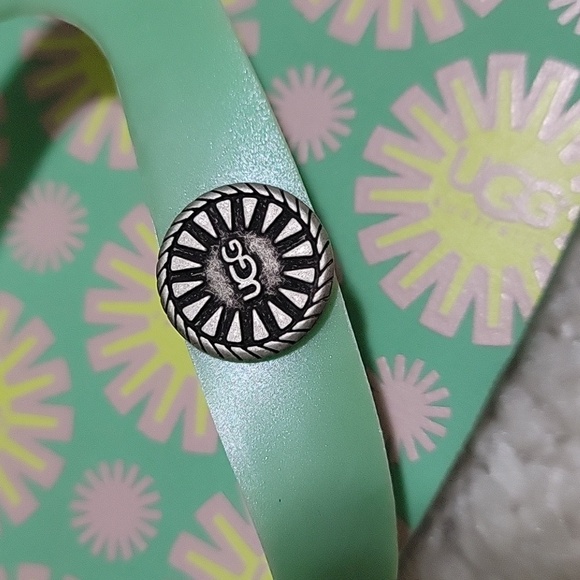 NWOT UGG Australia flare flip flop sandals, women's size 7 - Picture 3 of 8